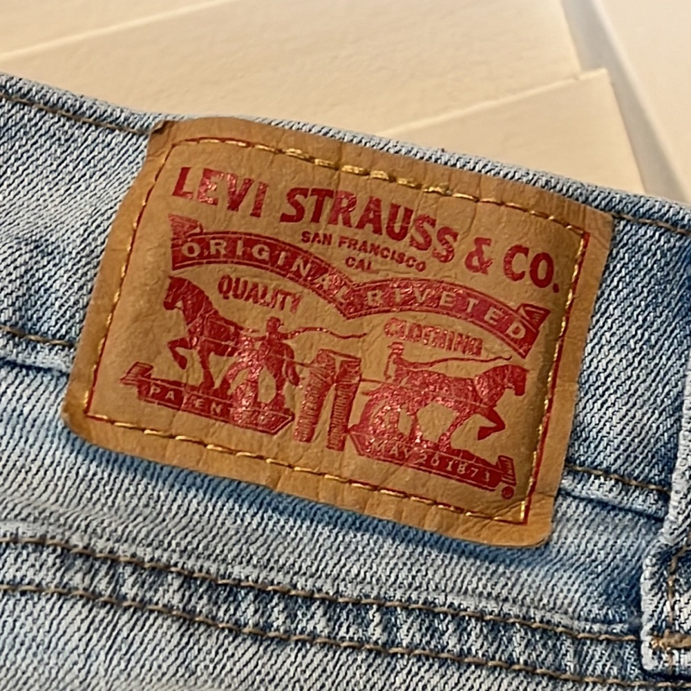 Levi’s denim shorts - Picture 5 of 7